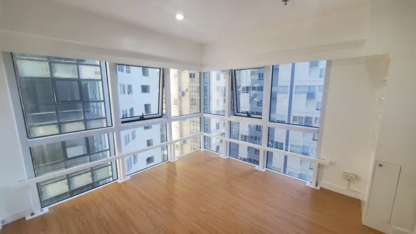 2 Storey Apartment style condo @ Fort Victoria C, BGC