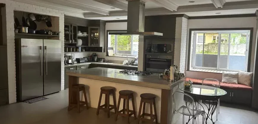 Mansion house with 6 bedrooms 4 car parking, & more in Ayala Heights, QC