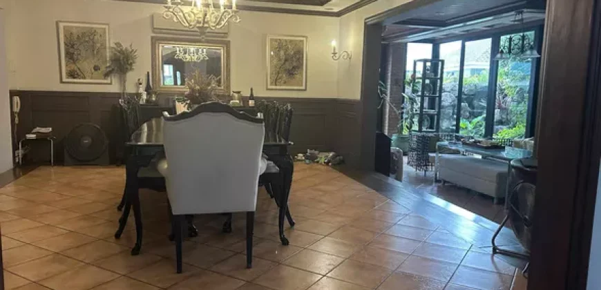 Mansion house with 6 bedrooms 4 car parking, & more in Ayala Heights, QC