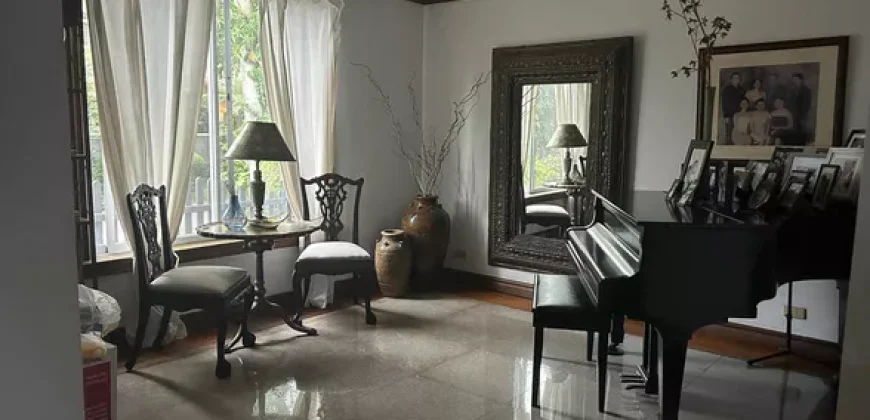Mansion house with 6 bedrooms 4 car parking, & more in Ayala Heights, QC