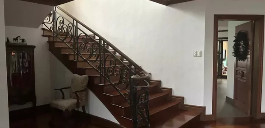 Mansion house with 6 bedrooms 4 car parking, & more in Ayala Heights, QC