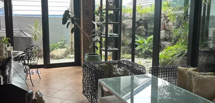 Mansion house with 6 bedrooms 4 car parking, & more in Ayala Heights, QC