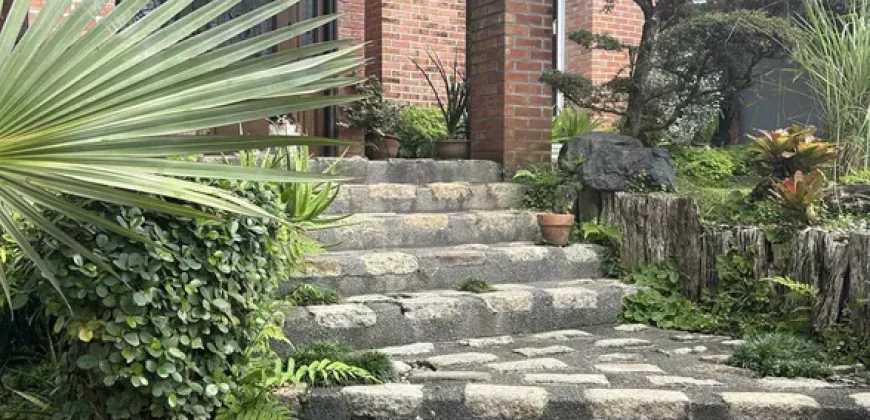 Mansion house with 6 bedrooms 4 car parking, & more in Ayala Heights, QC