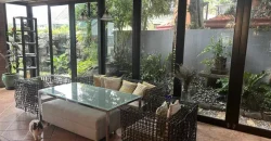 Mansion house with 6 bedrooms 4 car parking, & more in Ayala Heights, QC