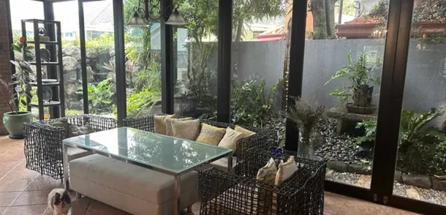Mansion house with 6 bedrooms 4 car parking, & more in Ayala Heights, QC