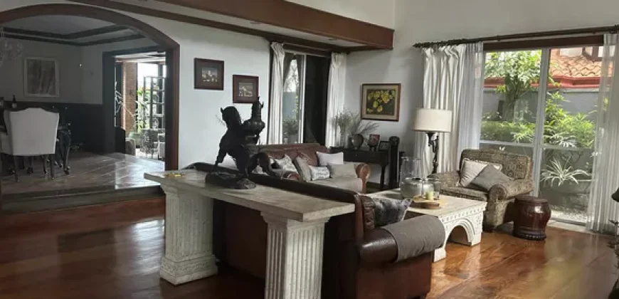 Mansion house with 6 bedrooms 4 car parking, & more in Ayala Heights, QC